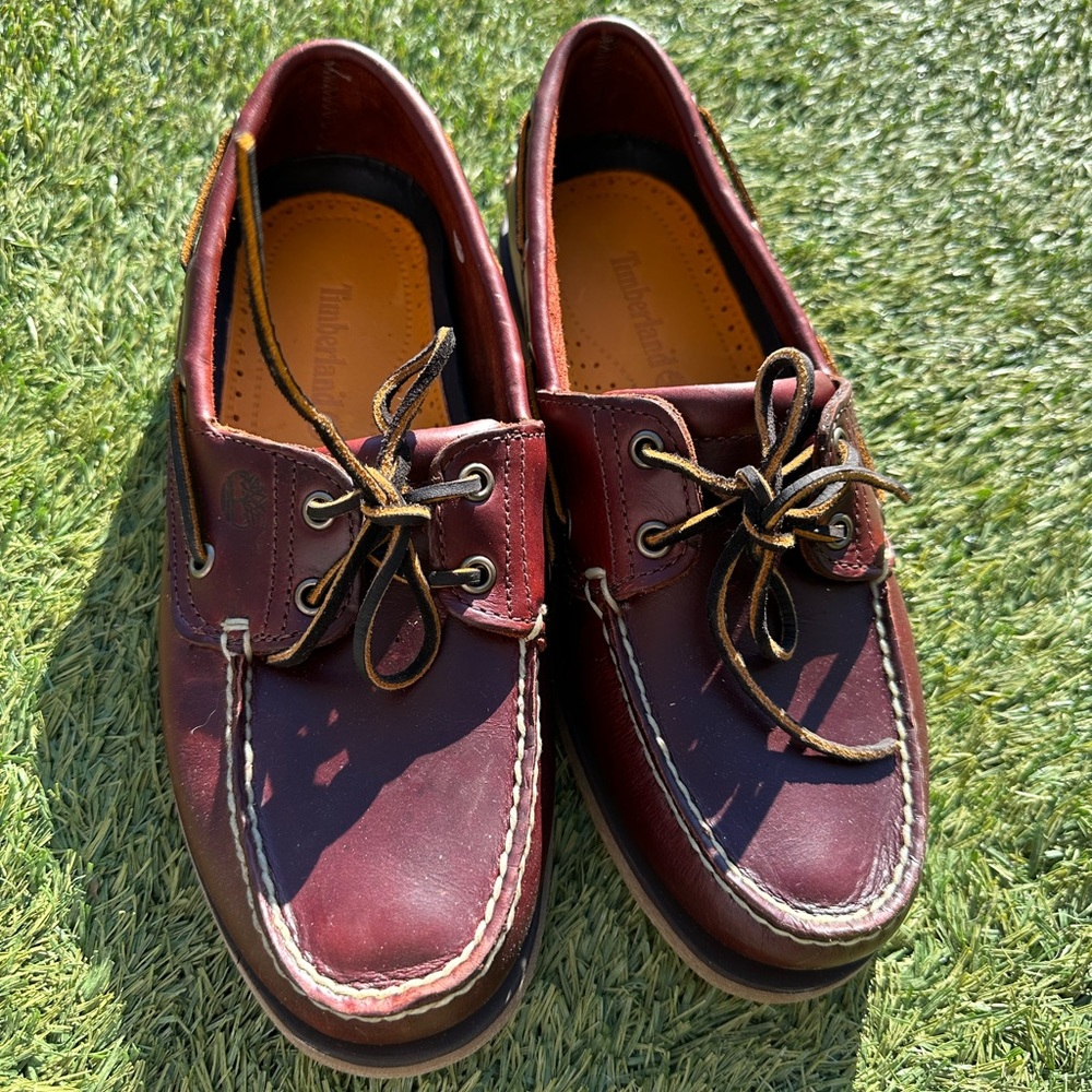 Timberland men’s classic 2-eye boat shoes. Size 9 W. Root beer smooth